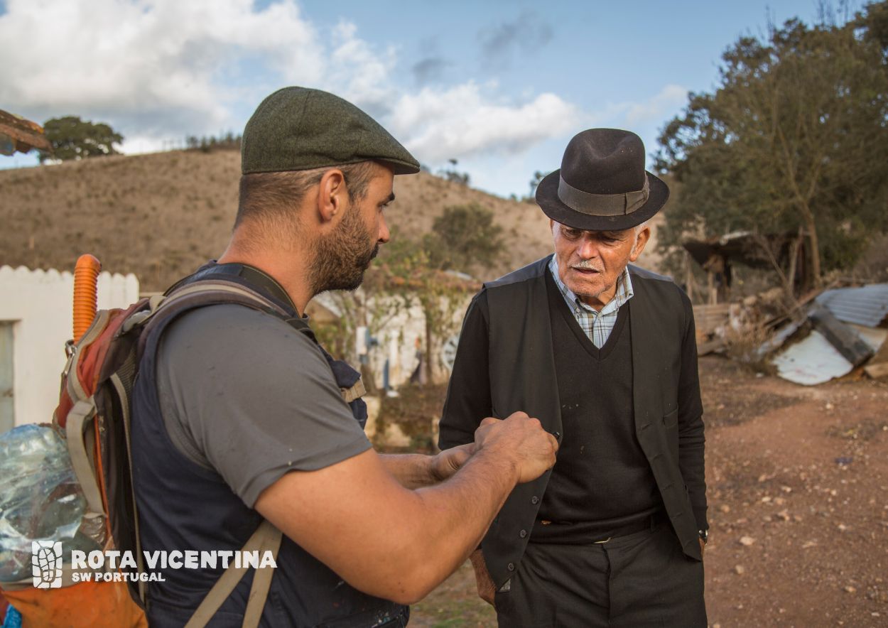 Jovem a fazer voluntariado na Rota Vicentina