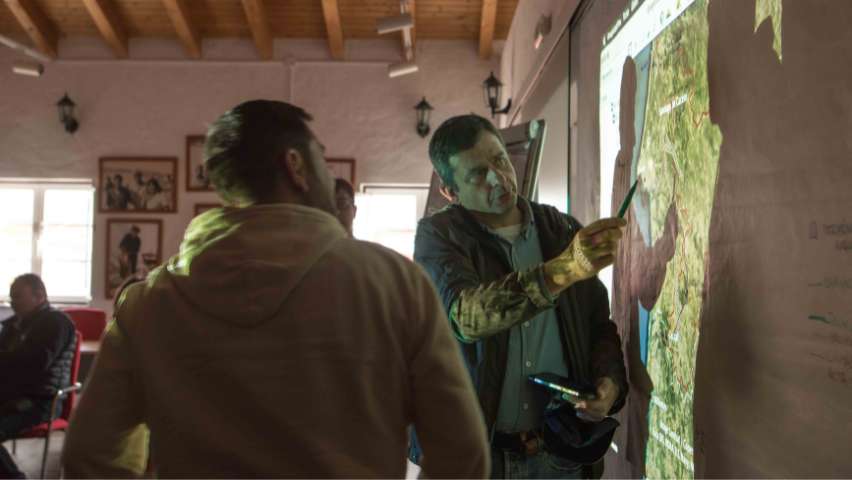 Homem a apontar para mapa