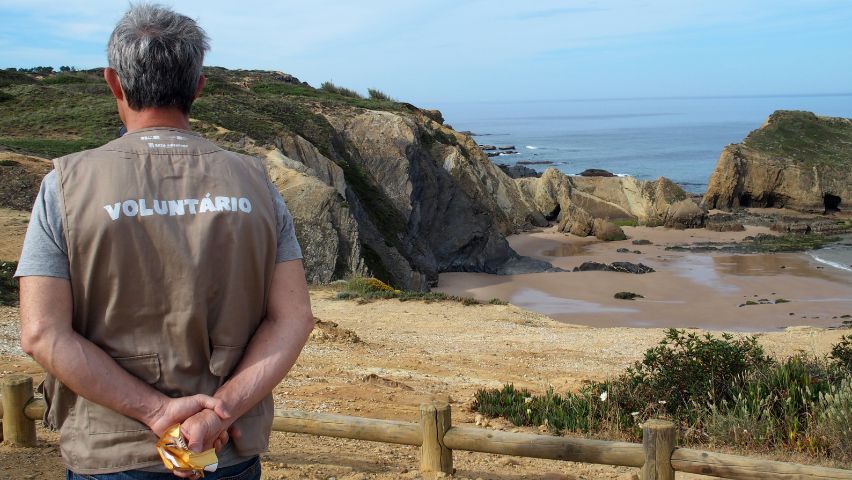 voluntário da Rota Vicentina a olhar para uma paisagem