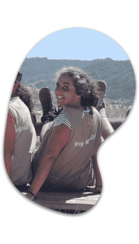 Pessoa a rir virada para trás