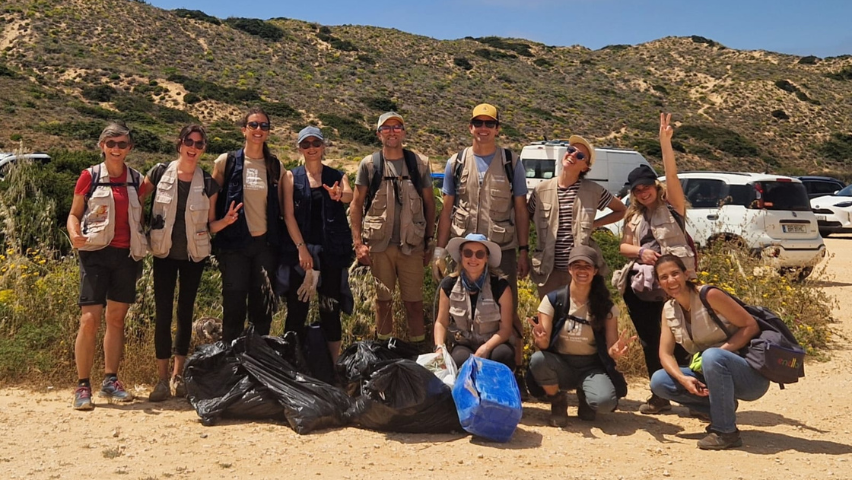 Foto de pessoas no final de caminhada de recolha de lixo