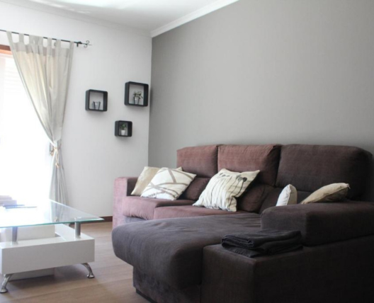 Sala de estar com sofá e almofadas