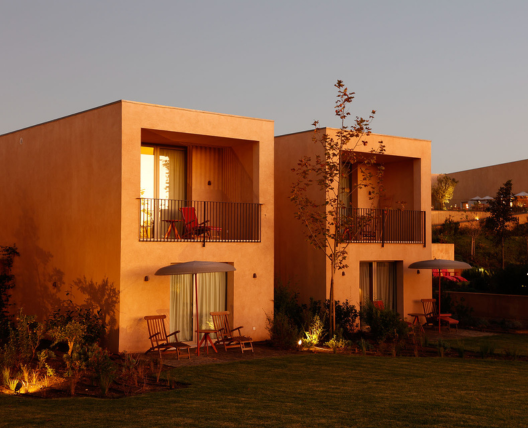 Fachada de edifícios cor de barro em forma de cubo